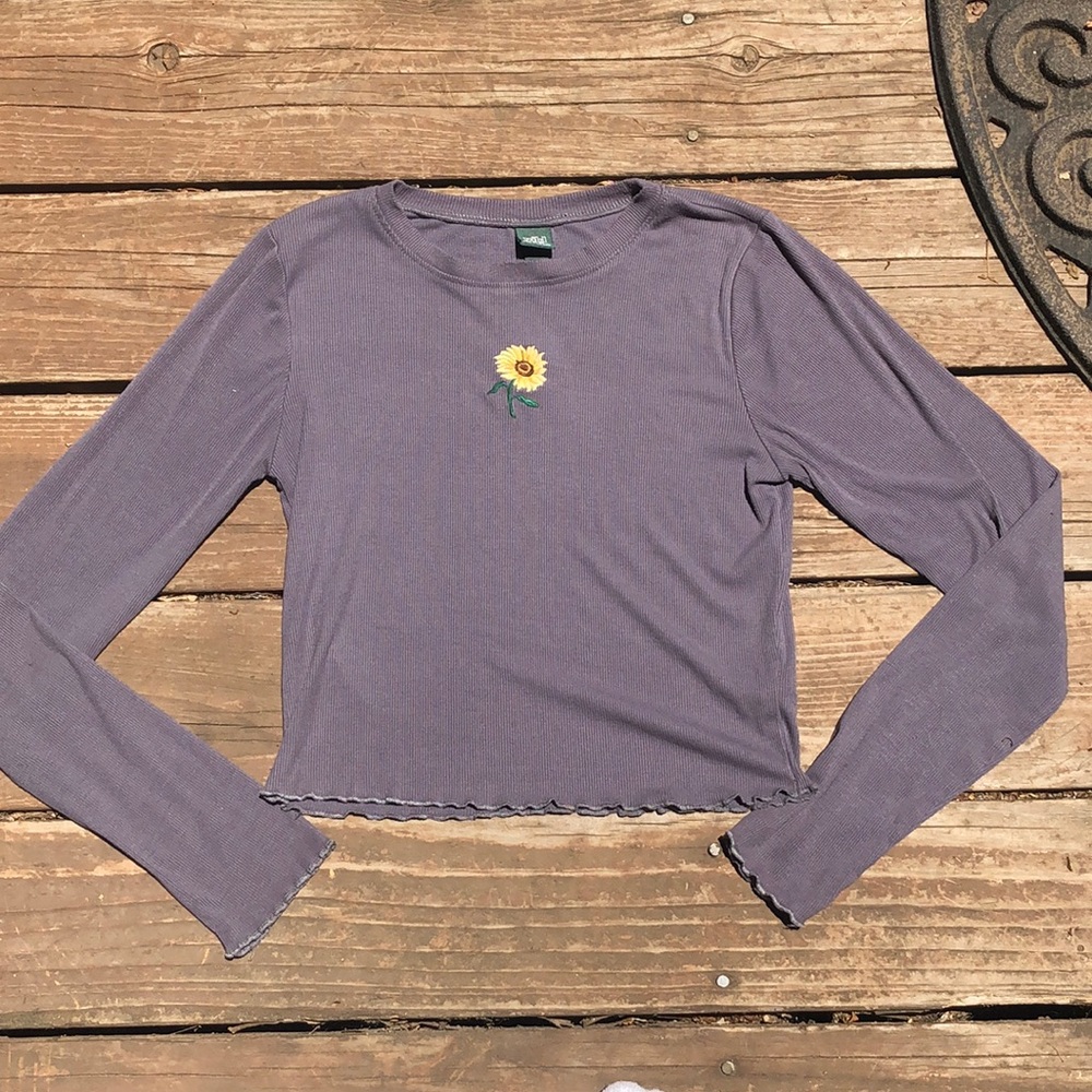 dark grey Wild Fable long sleeved crop top with sunflower
